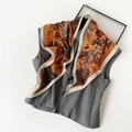 Foulard triangle en soie orange à motif floral tropical sur un gilet gris à chevrons - Orange