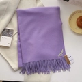 Écharpe lilas douce au toucher cachemire avec franges sur un manteau d'hiver - Violet Foncé