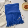 Écharpe bleu Klein en cachemire synthétique avec franges sur une veste blanche - Bleu clair