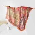Foulard in seta stile etnico con stampa floreale arancione appeso a gruccia in legno - 110*110CM / Brocato Floreale Sabbia Rossa