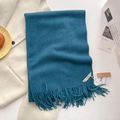 Écharpe bleu paon imitation cachemire avec pompons et étiquette de marque sur manteau - Bleu Marine