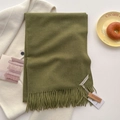 Écharpe vert olive aspect cachemire avec franges sur manteau blanc, châle chaud pour femme - Vert olive