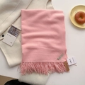 Écharpe d'hiver rose toucher cachemire avec franges sur un manteau en laine beige - Rose
