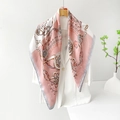 Dettaglio di un foulard in raso rosa e bianco con stampe di catene dorate su un blazer bianco - 90*90cm / Rosa