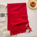 Écharpe rouge pour femme en imitation cachemire avec franges sur manteau blanc - Rouge