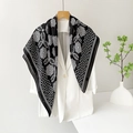 Elegante foulard quadrato in raso bianco e nero drappeggiato su un blazer - 90x90cm / Nero