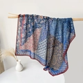 Sciarpa di seta etnica con motivo paisley blu navy e bordeaux appesa a un ramo - 110*110CM / Stampa Blu Persiano