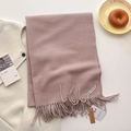 Écharpe unie rose poudré avec pompons à franges et étiquette tissée de marque - Rose Lotus