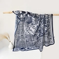 Sciarpa quadrata in cotone blu navy stile etnico con motivi geometrici e foglie tropicali - 110*110CM / Totem di Fiore Blu