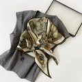 Pañuelo floral verde oliva con estampado ecuestre retro en chaleco gris - 140x85x63cm / SJJ050-Verde