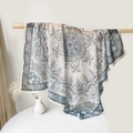 Sciarpa di seta etnica con motivo paisley beige e blu su un gancio di legno - 110*110CM / Blu Ciano e Bianco