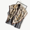 Pañuelo de seda vintage con estampado floral clásico y cinturón de cuero beige y marrón - 140x85x63cm / SJJ050-Café