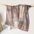 Sciarpa in seta etnica con motivo paisley in beige e rosa appesa a un supporto di legno - 110*110CM / Paisley Pasta di Fagioli