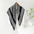 Eleganter schwarz-weißer Seidenschal mit geometrischem Muster auf weißem Blazer - 90*90cm / Schwarz