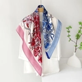 Seidig satinquadratischer Schal mit rot-blauem Blumenmuster auf weißem Sakko - 90x90cm / Blau & Rosa