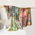 Scialle di seta etnica con stampe floreali e bordi gialli appeso al legno - 110*110CM / Rotolo Floreale di Colore Ricco