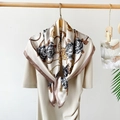 Elegante pañuelo cuadrado de satén de 90 cm con estampado floral y motivos de cadenas - Bandana / Blanco