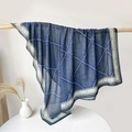 Sciarpa di seta blu scuro con stampa paisley su supporto in legno e design vintage - 110*110CM / Paisley Blu Reale