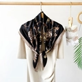 Pañuelo de satén de 90cm con rosas marrones y cadenas doradas sobre fondo negro - Bandana / Negro