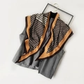Retro driehoekige sjaal met geometrische patronen in bruin en oranje op grijs vest - Vintage Geometrisch (SJJ054-Oranje)