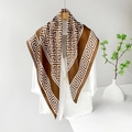 Eleganter Seidenschal in Braun und Beige mit geometrischem Muster auf weißem Blazer - 90*90cm / Braun