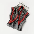Grijs mouwloos vest gecombineerd met een geometrische sjaal met zebraprint en rode rand - Vintage Geometrisch (SJJ054-Rood)