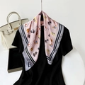 Rosa Satin-Viereck-Seidenschal mit Cartoon-Hundemuster und schwarz-weißem Streifenrand - Rosa