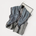 Dunkelblauer Seidenschal mit geometrischem Zebramuster und grauer Weste Accessoire - Geometrischer Linienprint (SJJ057-Blau)