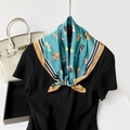 Grünes Satin-Seidenquadrat mit Cartoon-Hunden und braunem Rand für Damen - Türkisgrün