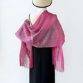 Châle élégant rose fuchsia avec fil métallique scintillant et pompons sur mannequin - Rose Bonbon