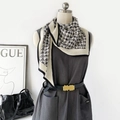 Foulard en soie à motif chevrons noir et blanc avec une élégante bordure noire femme - 140x85x63 / Noir