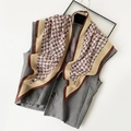 Foulard en soie à motif chevrons minimaliste avec blocs de couleurs marron et kaki - 140x85x63 / Marron