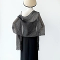 Élégant châle noir en fil métallique avec franges présenté sur un mannequin de mode - Noir