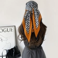 Foulard en soie orange et bleu à chevrons noué en accessoire pour cheveux - 140x85x63 / Orange