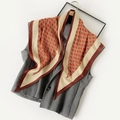 Foulard triangle en soie avec motif monogramme TB en orange et marron élégant - 140x85x63 / Rouge Orangé