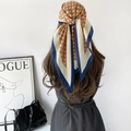 Foulard en soie avec imprimé lettres bleu et brun noué dans les cheveux - 140x85x63 / Bleu