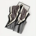 Écharpe en soie à motif géométrique noir et rose avec un gilet gris clair - 140x85x63 / Noir
