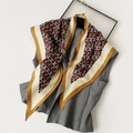 Foulard en soie géométrique rouge et noir avec une bordure dorée élégante - 140x85x63 / Jaune