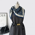 Foulard en soie bleu marine à chevrons drapé sur un mannequin de mode - 140x85x63 / Bleu