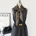 Foulard en soie beige au motif géométrique noir présenté sur un mannequin de mode - 140x85x63 / Noir