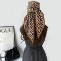 Foulard en soie à motif géométrique marron et beige porté comme accessoire de cheveux - 140x85x63 / Marron