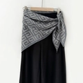 Foulard triangle géométrique gris et noir minimaliste avec un pantalon noir élégant - 140x85x63 / Gris