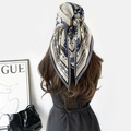 Foulard en soie à chevrons bleu marine et orange porté comme un bandeau élégant - 140x85x63 / Bleu