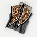 Foulard triangle minimaliste en soie avec imprimé géométrique V en brun et beige - 140x85x63 / Noir