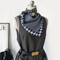 Foulard élégant en soie à motif pied-de-poule bleu marine et beige pour femme - 140x85x63 / Bleu