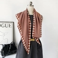 Élégante écharpe à motif pied-de-poule marron rouge sur un mannequin femme - 140x85x63 / Marron