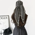 Foulard classique à motif pied-de-poule noir et blanc porté par un mannequin femme - 140x85x63 / Noir