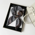 Elegante zijden vierkante sjaal met houndstooth-patroon en klassieke vintage kettingen - Zwart