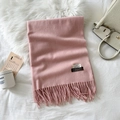 Detail of pink cashmere wool scarf with fringed edges and brand label on plush fabric - Pink (LM01-26)