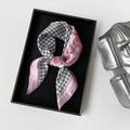 Zijden sjaal met roze en grijze houndstooth print in een luxe zwarte geschenkdoos - Roze